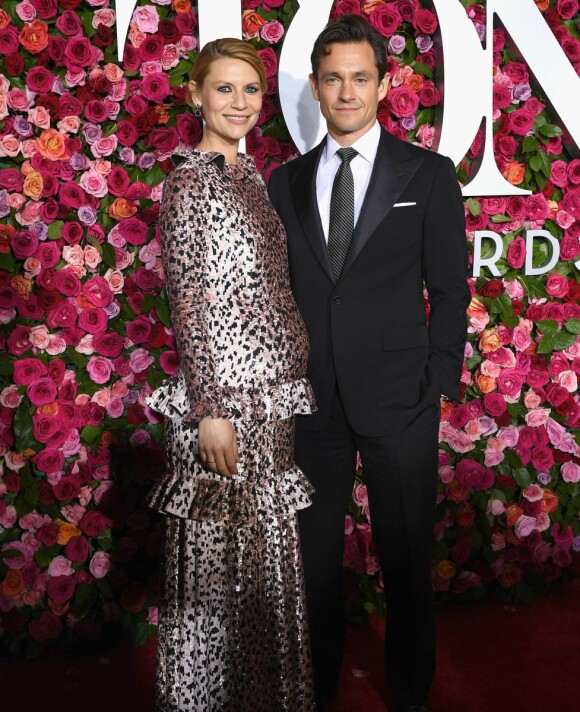 VISTE FREM MAGEN: Skuespiller Claire Danes var ikledd en metalisk kjole i leopardmønster, mens ektemannen hadde på seg en klassisk sort dress. Foto: NTB scanpix VISTE FREM MAGEN: Skuespiller Claire Danes var ikledd en metalisk kjole i leopardmønster, mens ektemannen hadde på seg en klassisk sort dress. Foto: NTB scanpix